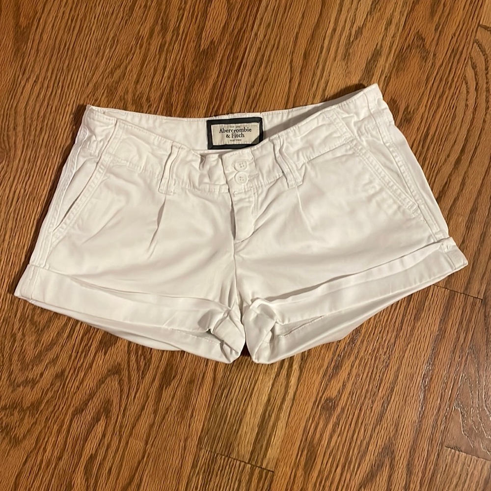 A&F white stretch short